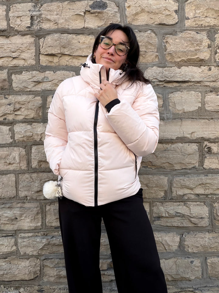 Manteau matelassé court Eiriken - Capuche fixe enveloppante