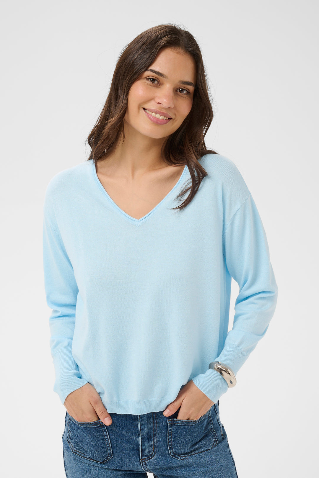 Pull col en V LizzaMai – Maille douce et silhouette épurée