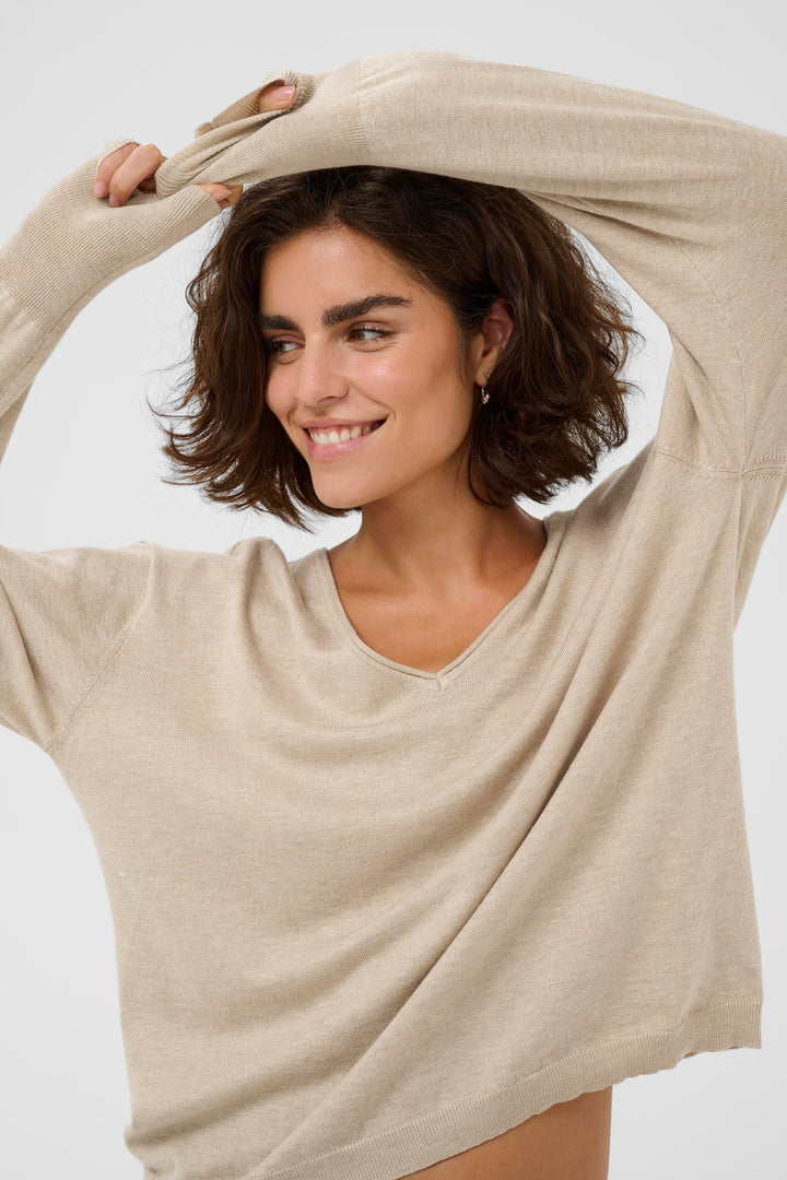 Pull col en V LizzaMai – Maille douce et silhouette épurée