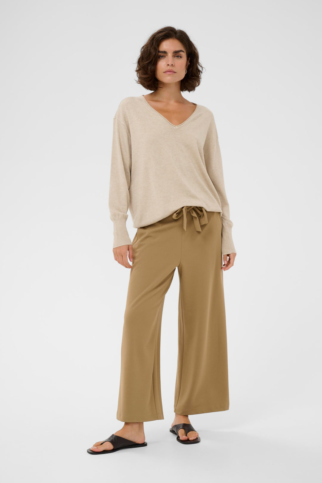 Pull col en V LizzaMai – Maille douce et silhouette épurée