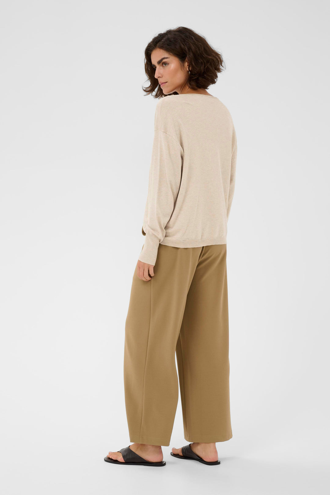 Pull col en V LizzaMai – Maille douce et silhouette épurée