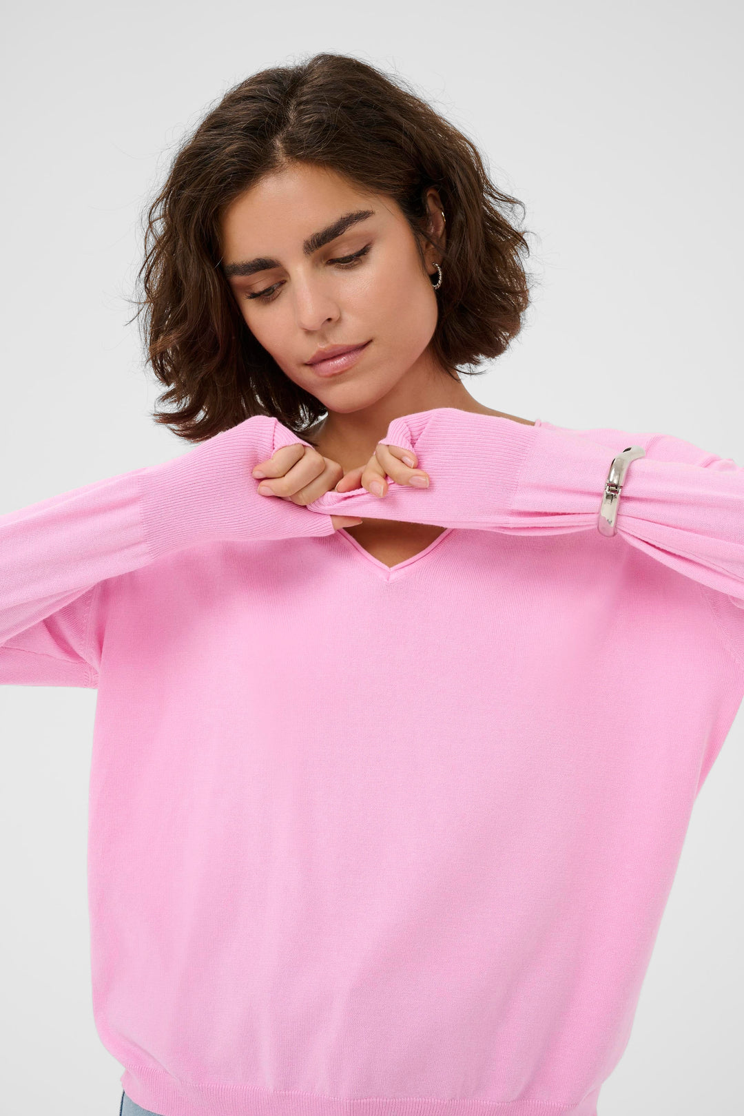 Pull col en V LizzaMai – Maille douce et silhouette épurée