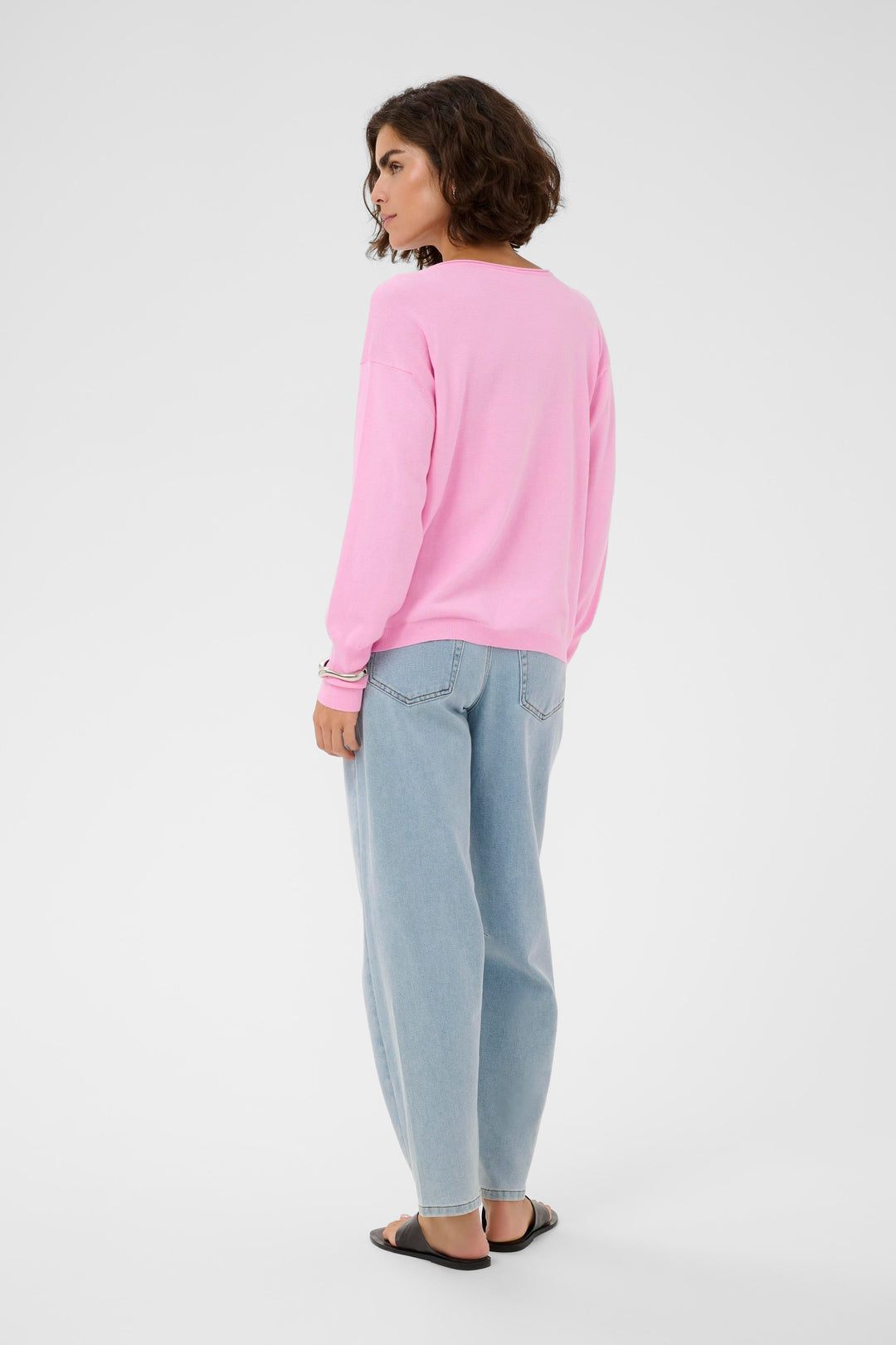 Pull col en V LizzaMai – Maille douce et silhouette épurée