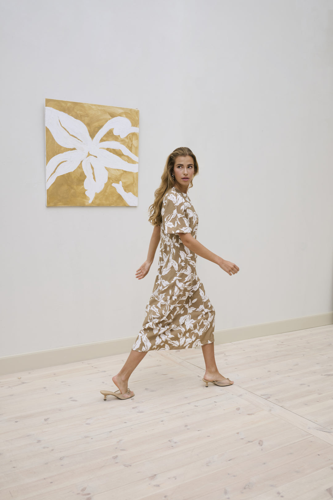 Robe à manches courtes Marlo - Silhouette ajustée et imprimé feuillage