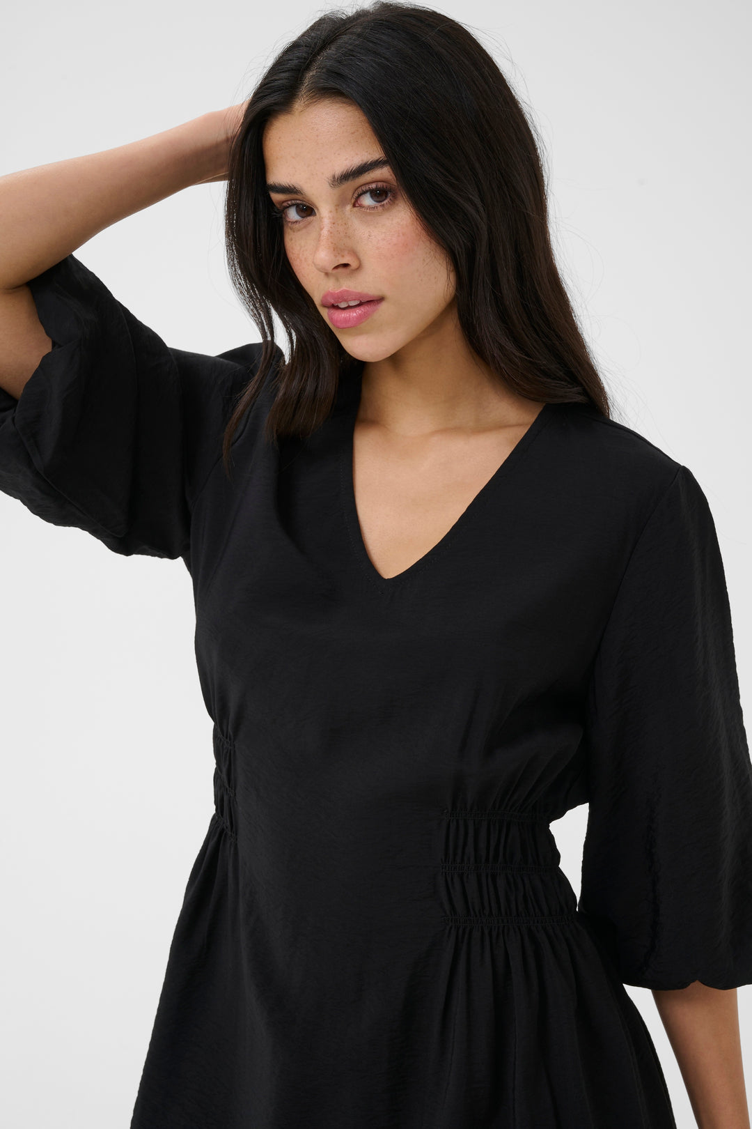 Robe ajustée Neema – Manches bouffantes et viscose écoresponsable