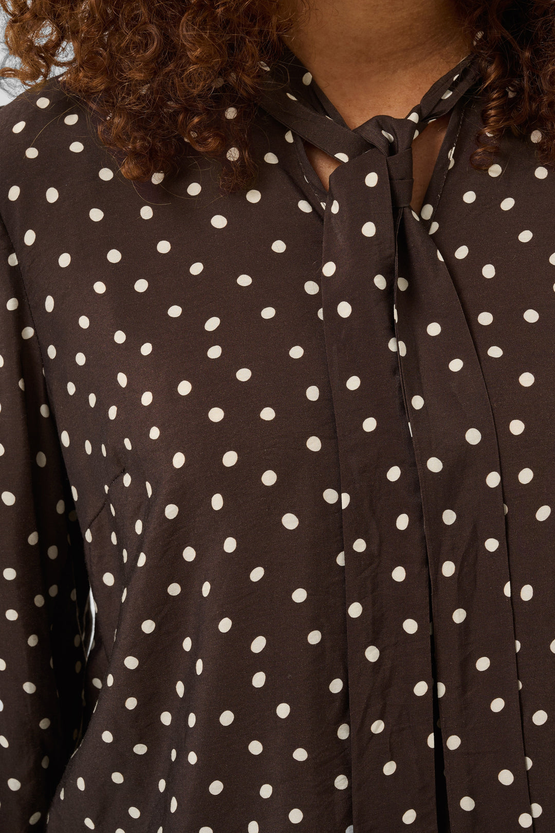 La blouse à pois Dotte - À col noué et manches longues