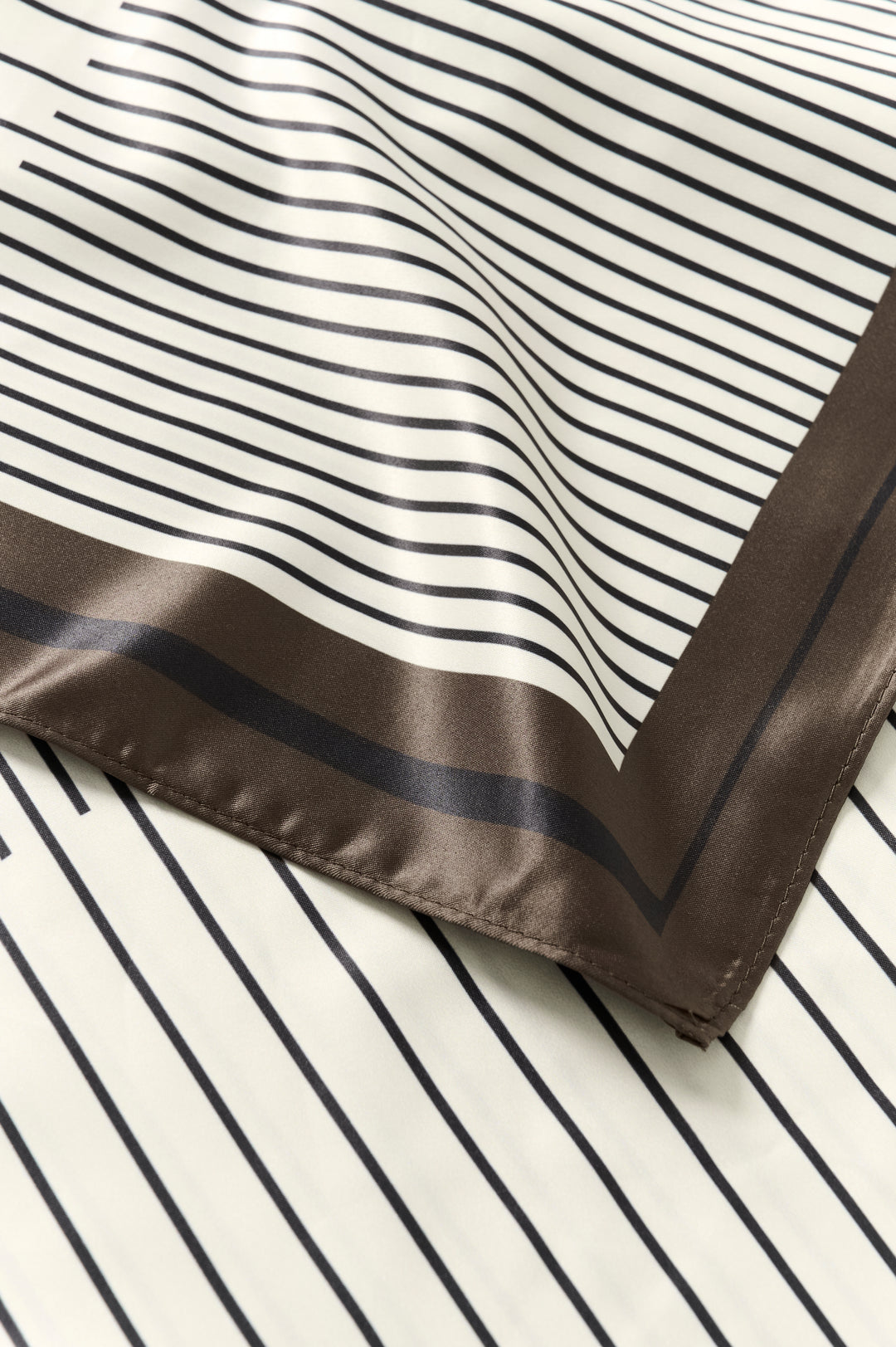 Foulard souple Scarfina - Satiné à rayures graphiques