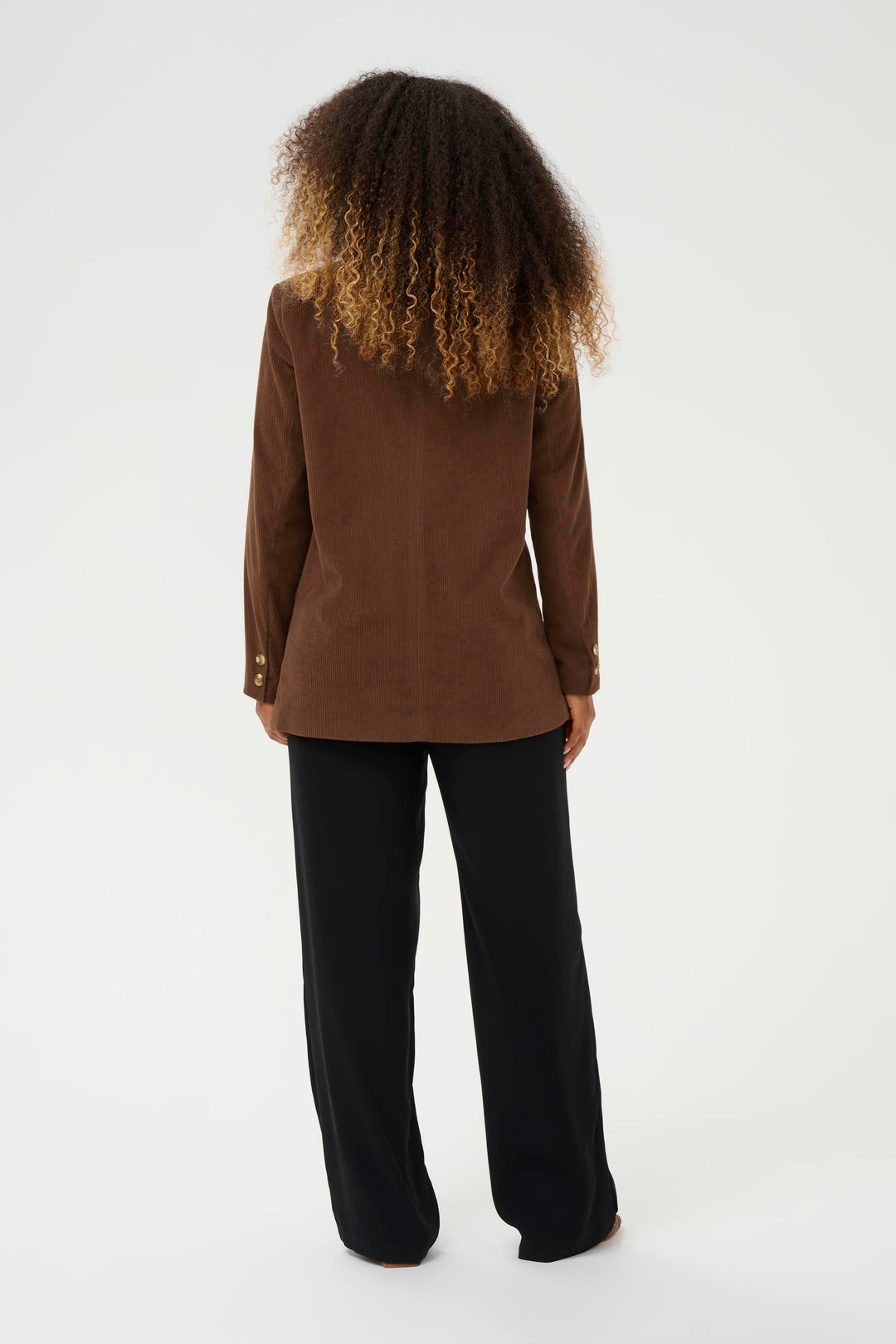 Veston en velours côtelé texturé, dans deux tons chaleureux Kanna