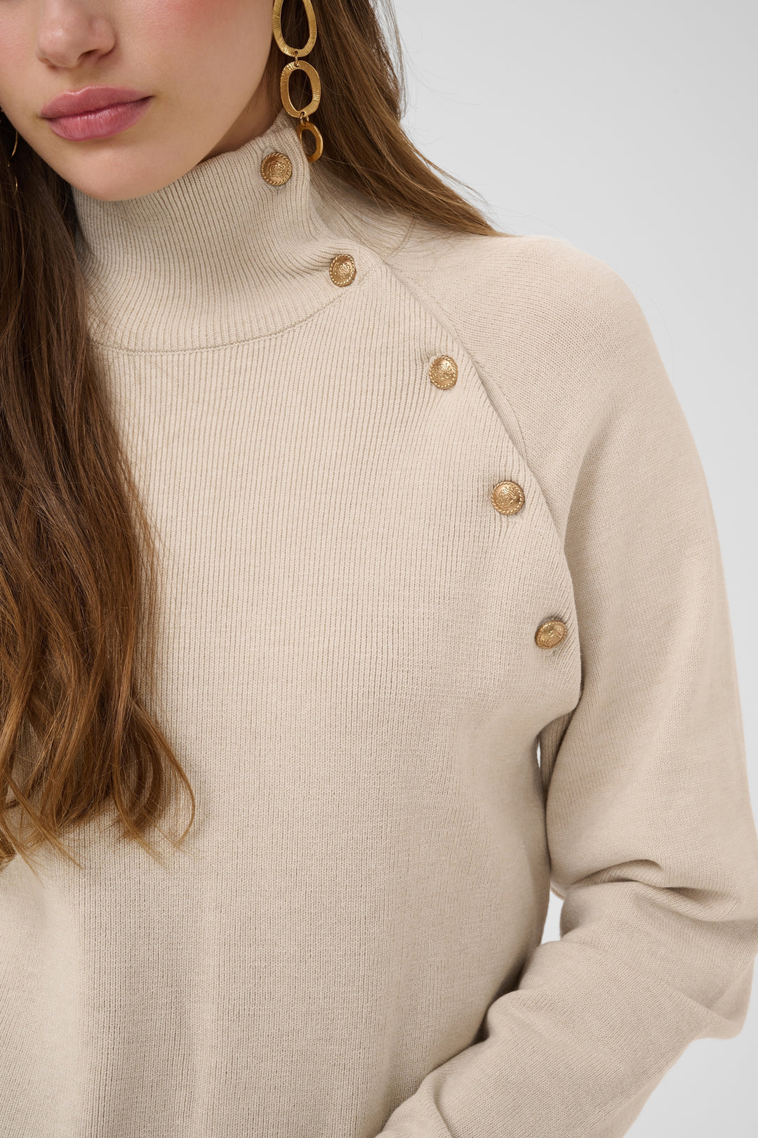 Chandail asymétrique avec boutons sur l’épaule Dela - En tricot de viscose écoresponsable