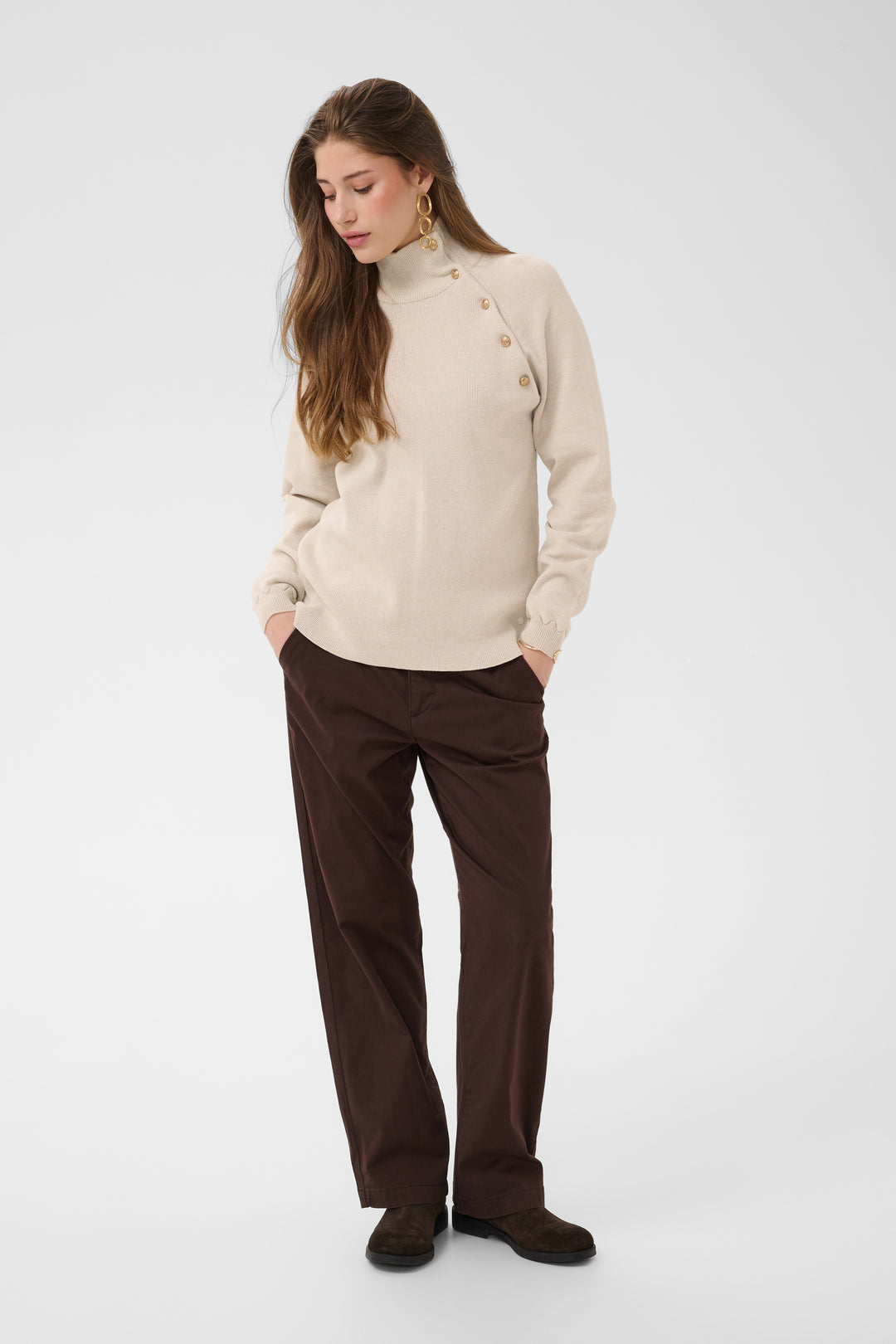 Chandail asymétrique avec boutons sur l’épaule Dela - En tricot de viscose écoresponsable