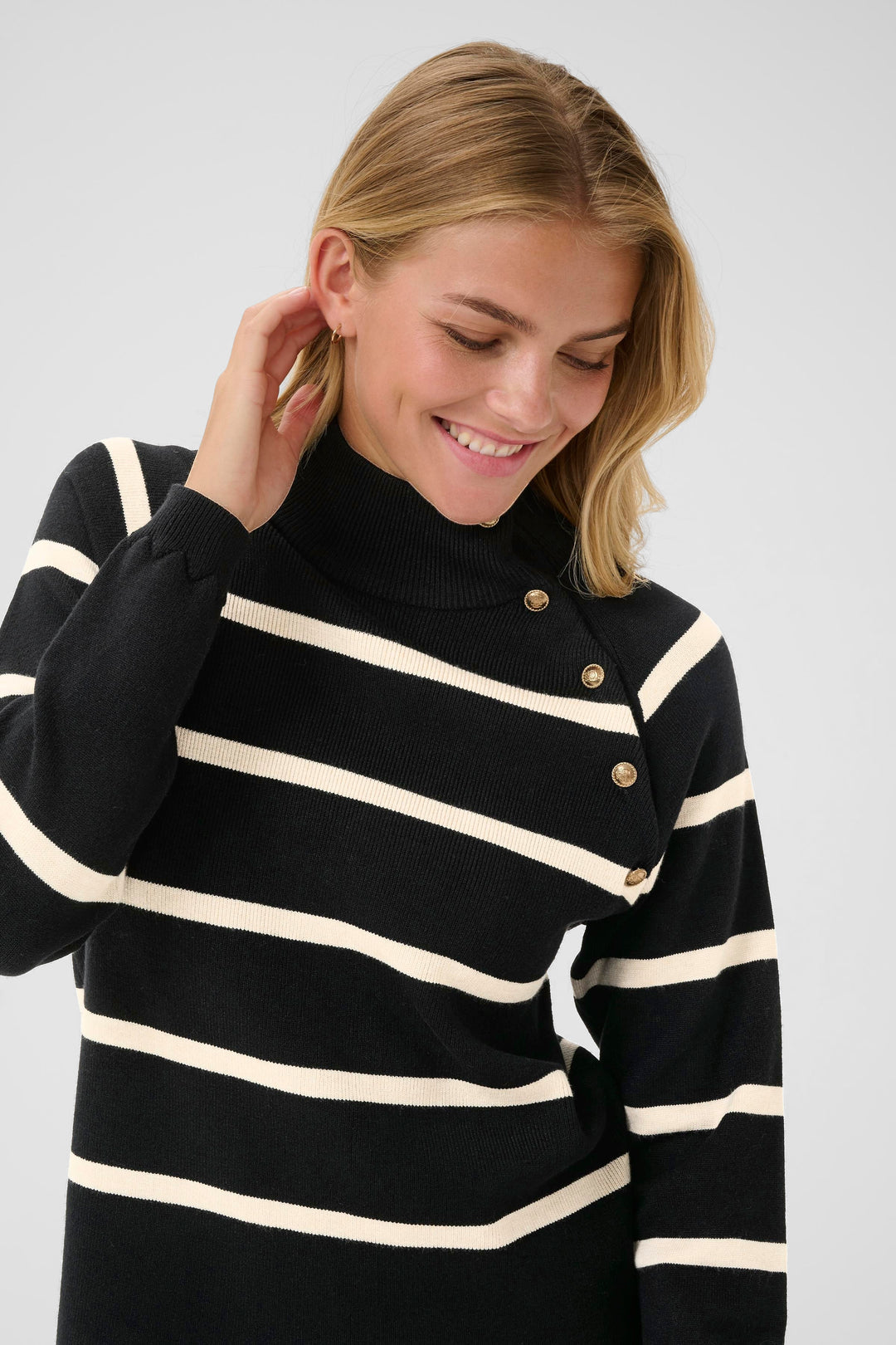 Chandail asymétrique avec boutons sur l’épaule Dela - En tricot de viscose écoresponsable