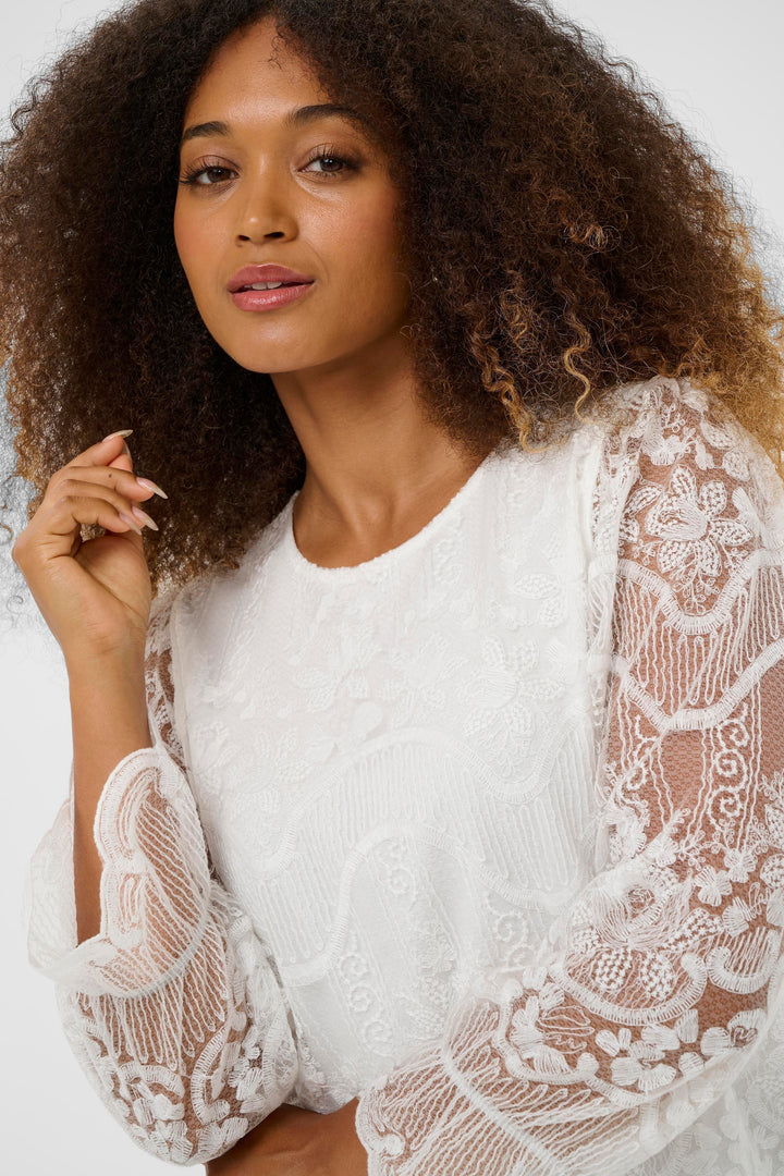 Blouse à manches transparentes et broderies