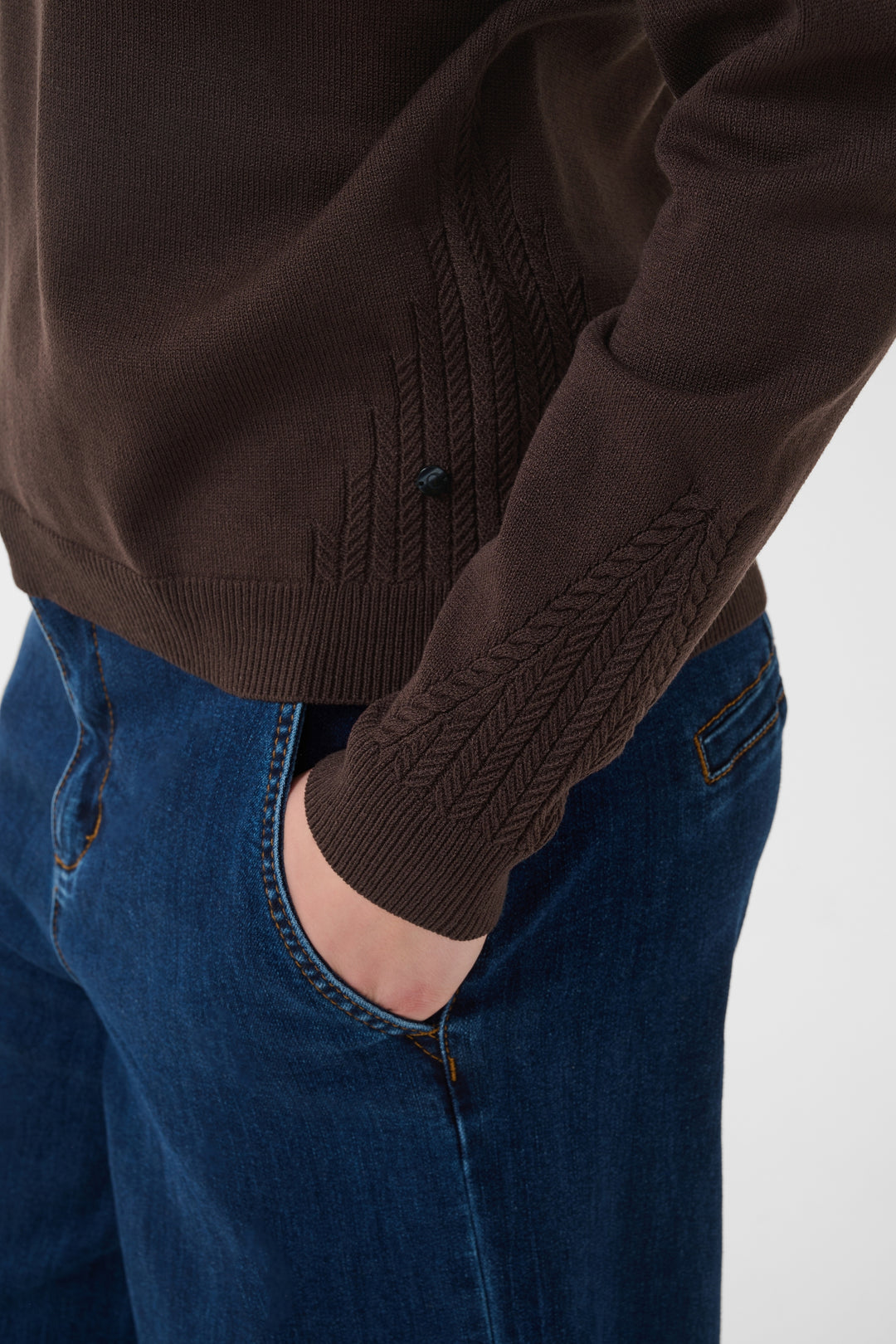 Chandail à encolure en V Dela - En tricot écoresponsable et détails texturés aux poignets