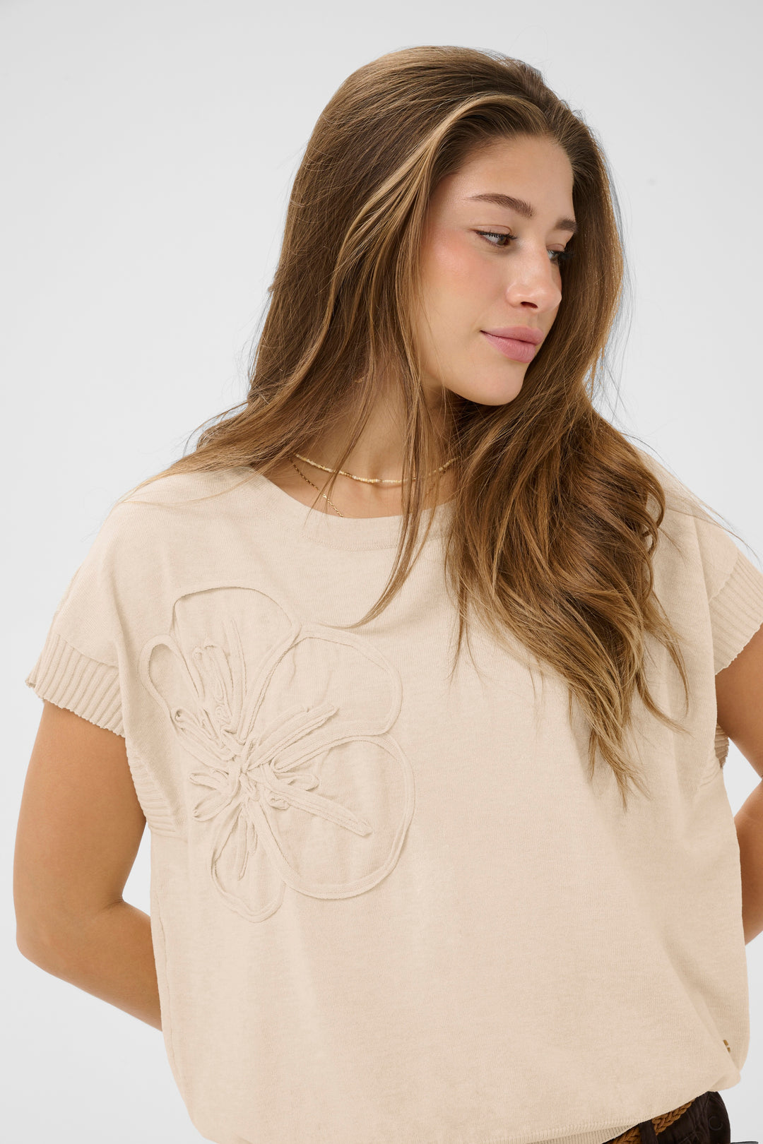 Haut en tricot écoresponsabl Dela - Avec grande fleur en relief et coupe décontractée