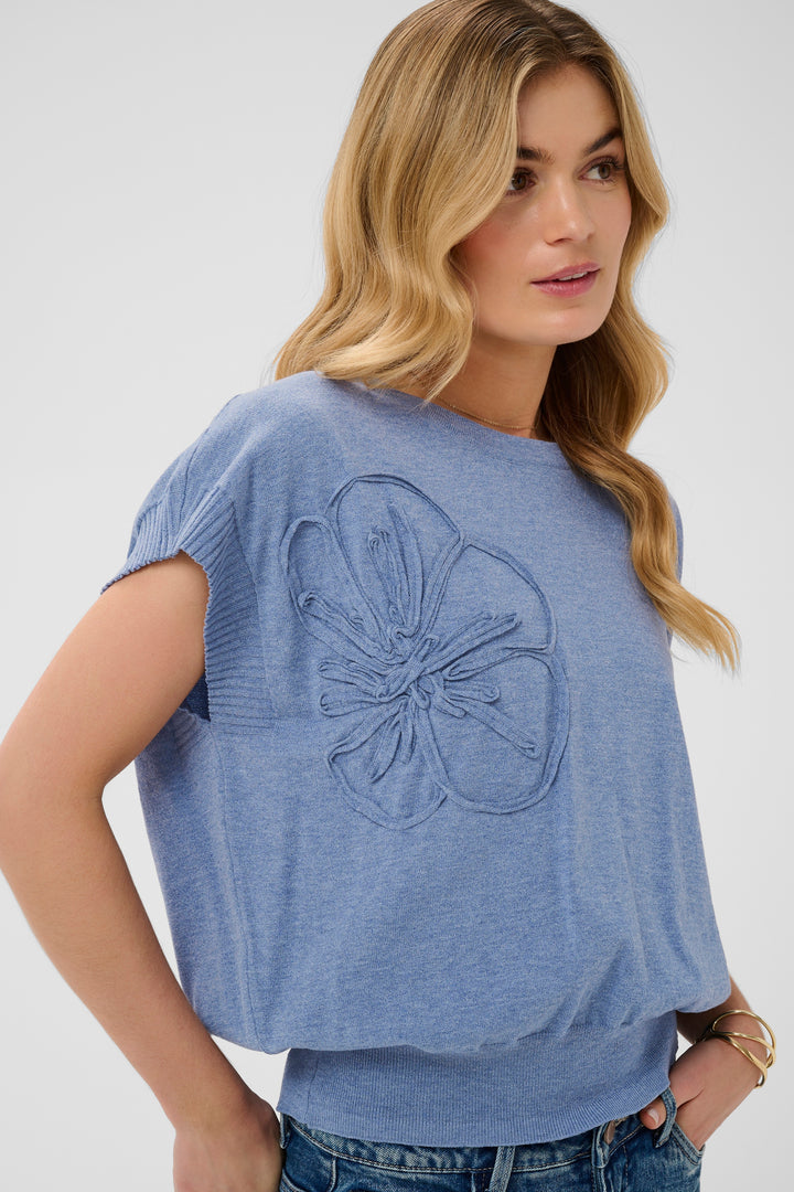Haut en tricot écoresponsabl Dela - Avec grande fleur en relief et coupe décontractée