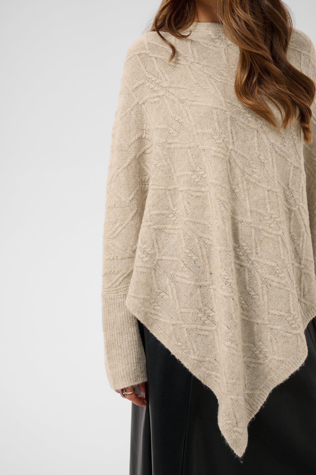 Poncho en tricot Elsie - Asymétrique à torsades délicates