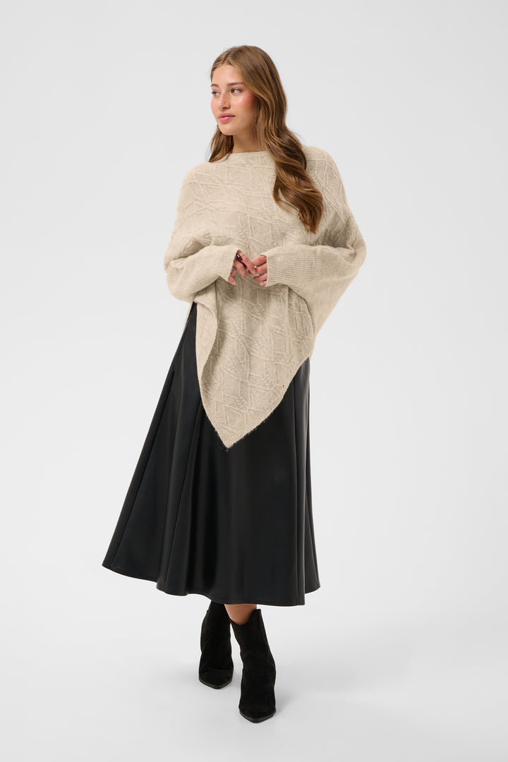 Poncho en tricot Elsie - Asymétrique à torsades délicates