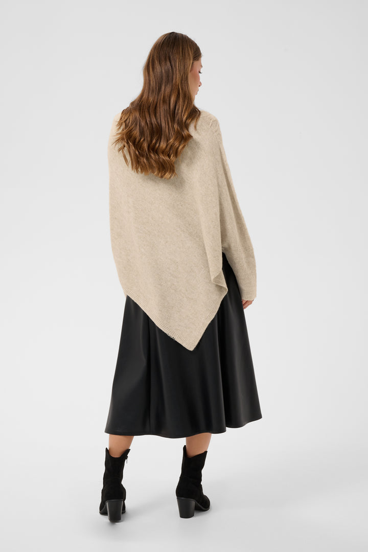 Poncho en tricot Elsie - Asymétrique à torsades délicates
