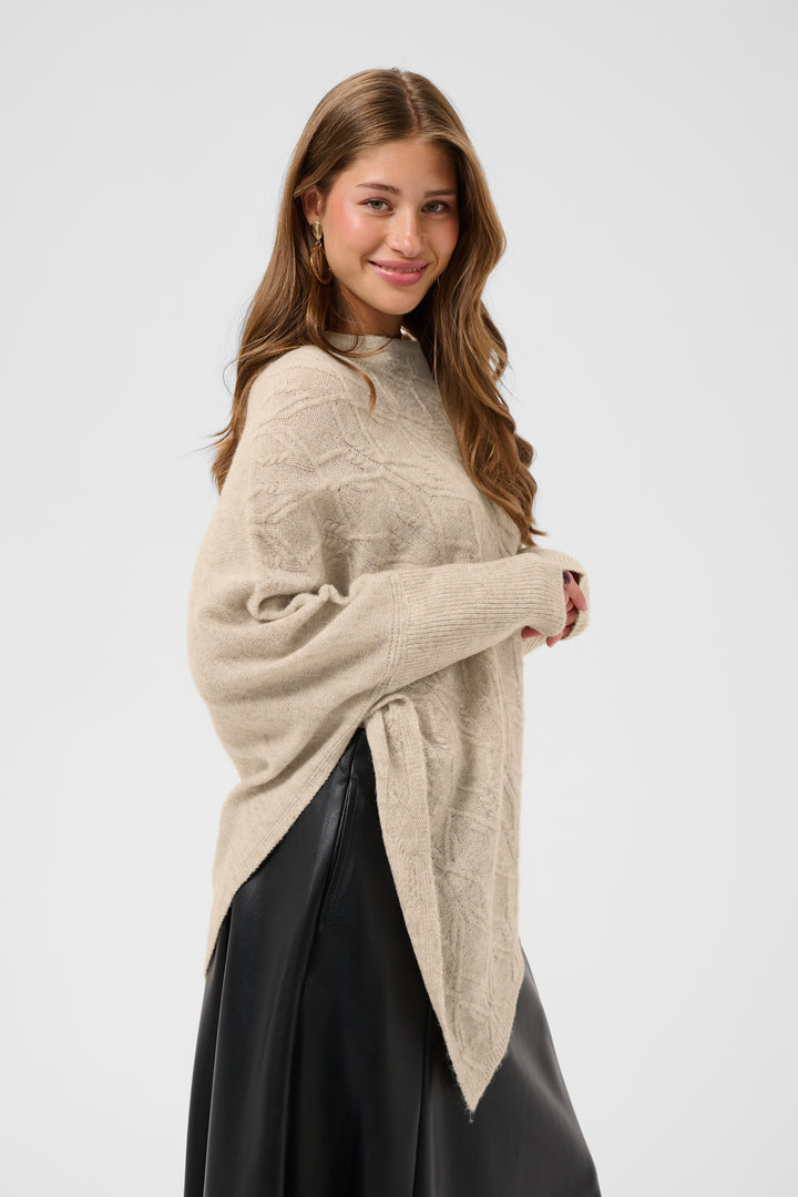 Poncho en tricot Elsie - Asymétrique à torsades délicates