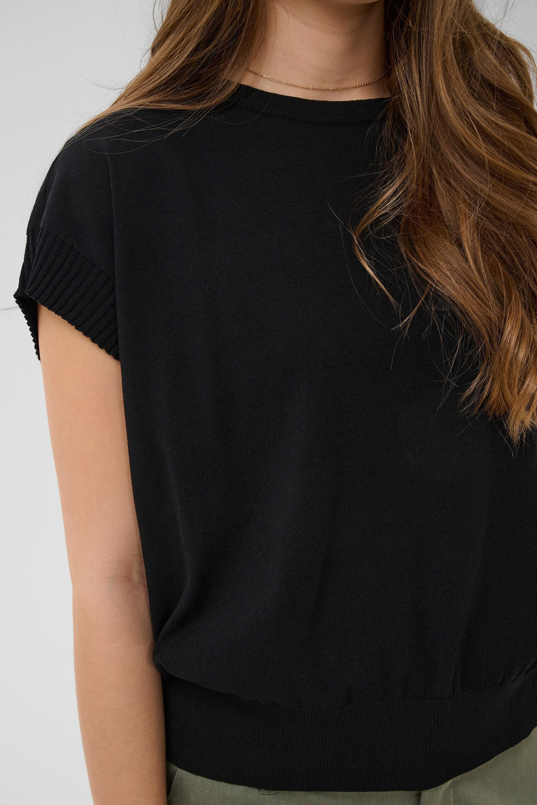 Haut en tricot écoresponsable Dela - Avec encolure ronde et épaules tombantes