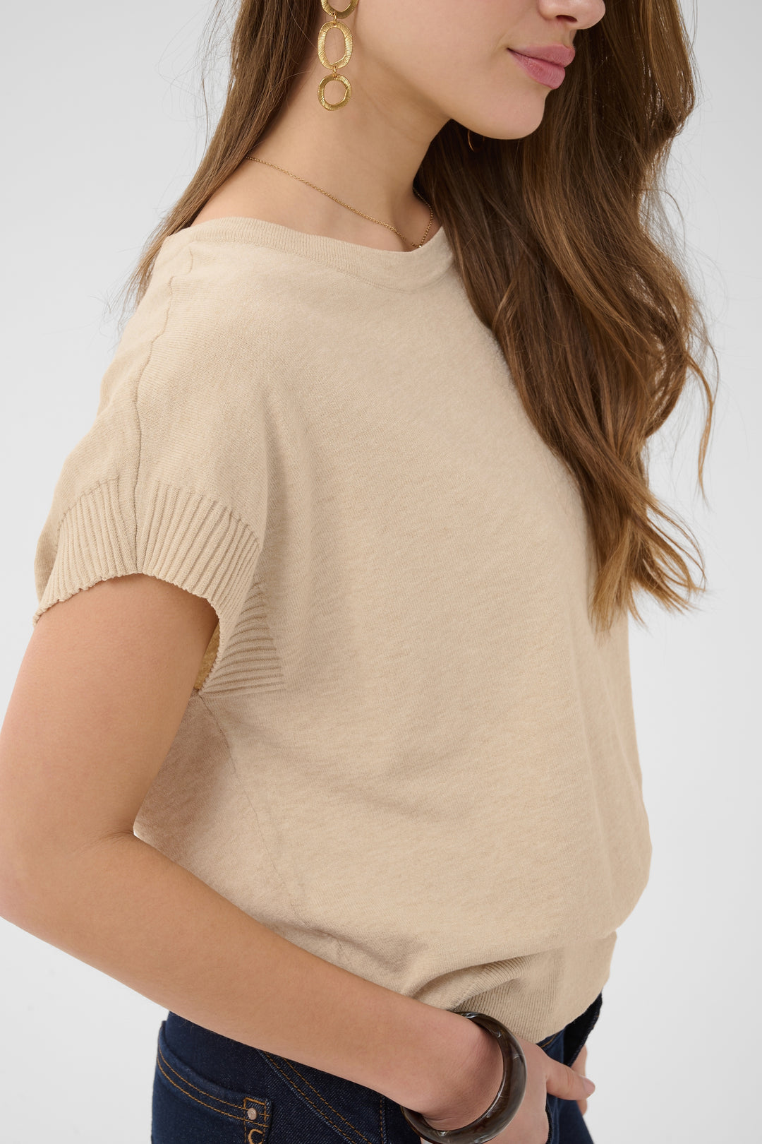 Haut en tricot écoresponsable Dela - Avec encolure ronde et épaules tombantes
