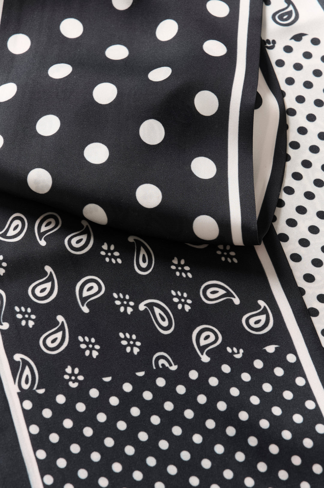 Foulard  aux imprimés élégants Tie - Accessoire fin et soyeux