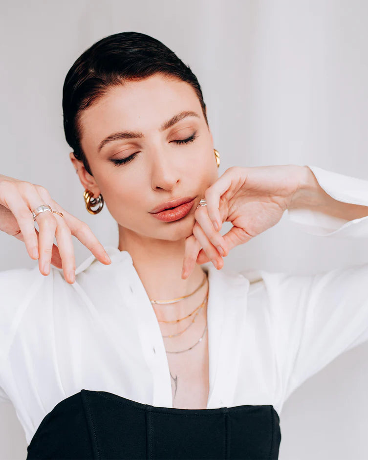 Boucles d'oreilles petits anneaux bicolores Huggie - En acier inoxydable