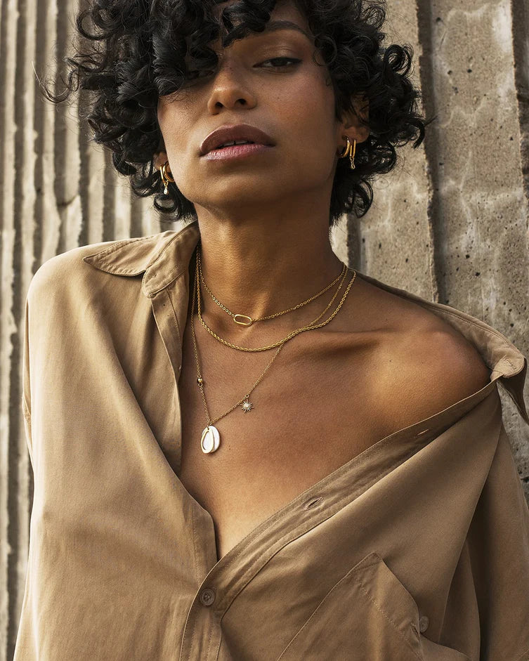 Boucles d'oreilles petits anneaux dorés Huggie - En acier inoxydable fini or 18K