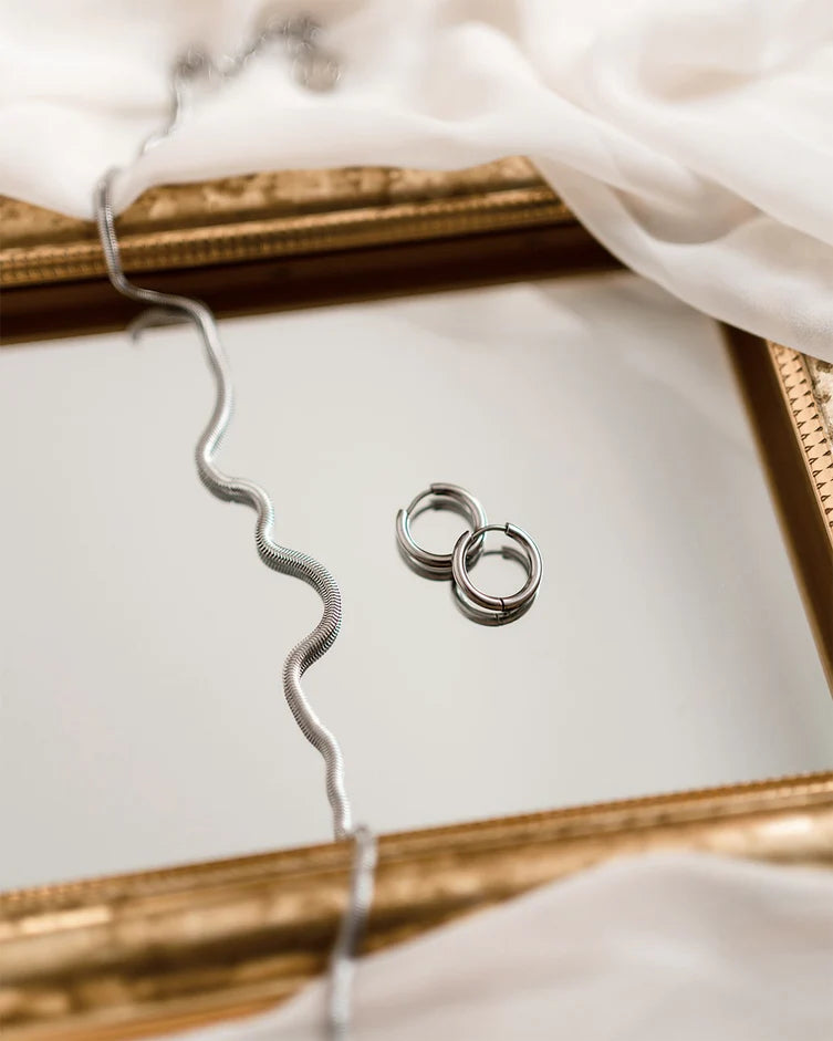 Boucles d'oreilles petits anneaux argentés Huggie - En acier inoxydable