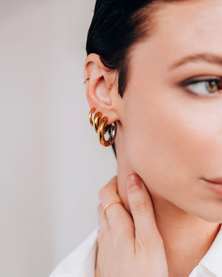 Boucles d'oreilles petits anneaux bicolores Huggie - En acier inoxydable