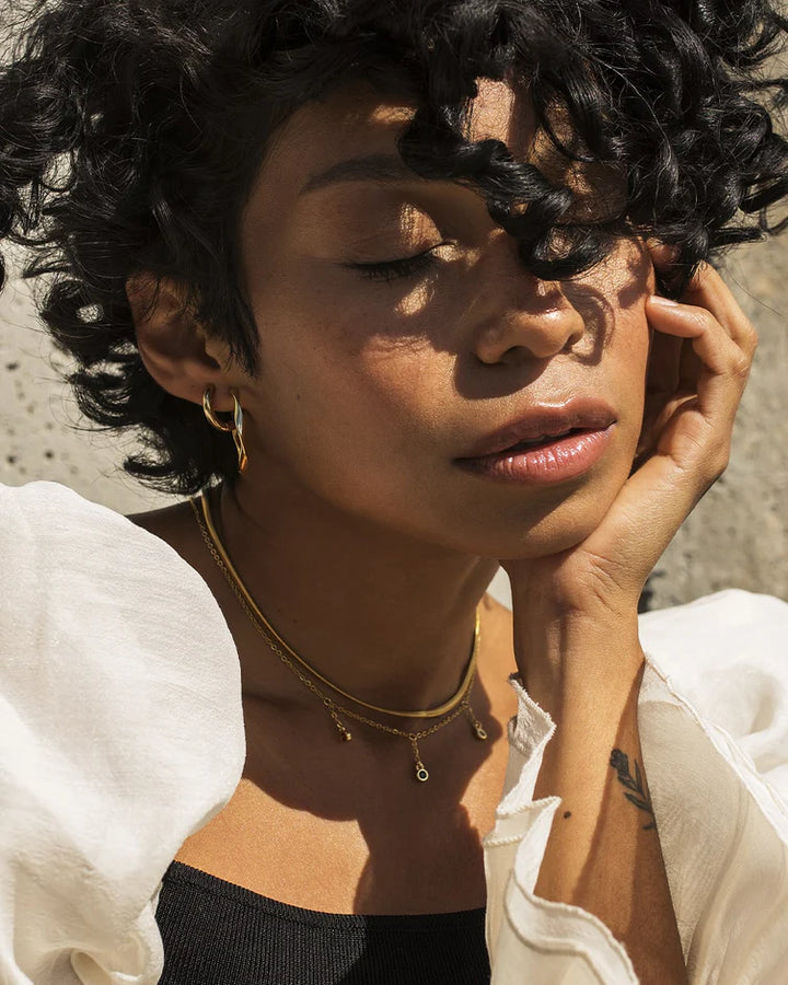 Boucles d'oreilles petits anneaux dorés Huggie - En acier inoxydable fini or 18K