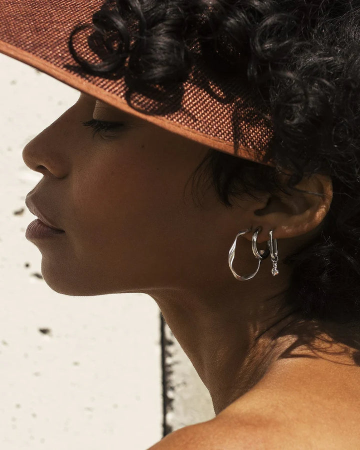 Boucles d'oreilles petits anneaux argentés Huggie - En acier inoxydable