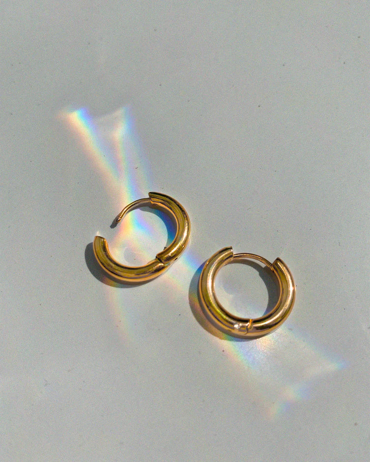Boucles d'oreilles petits anneaux dorés Huggie - En acier inoxydable fini or 18K