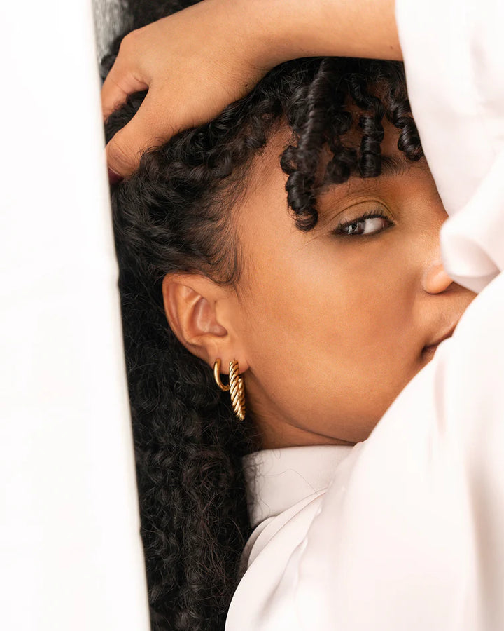 Boucles d'oreilles petits anneaux dorés Huggie - En acier inoxydable fini or 18K