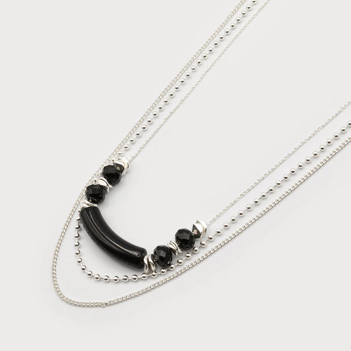 Collier trois rangs en résine et verre
