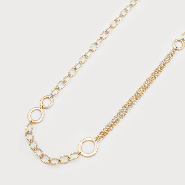 Collier long multi-chaînes et anneaux entrelacés