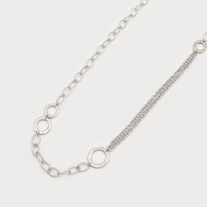 Collier long multi-chaînes et anneaux entrelacés