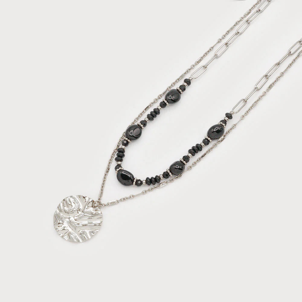 Collier double rang perles et médaillon martelé