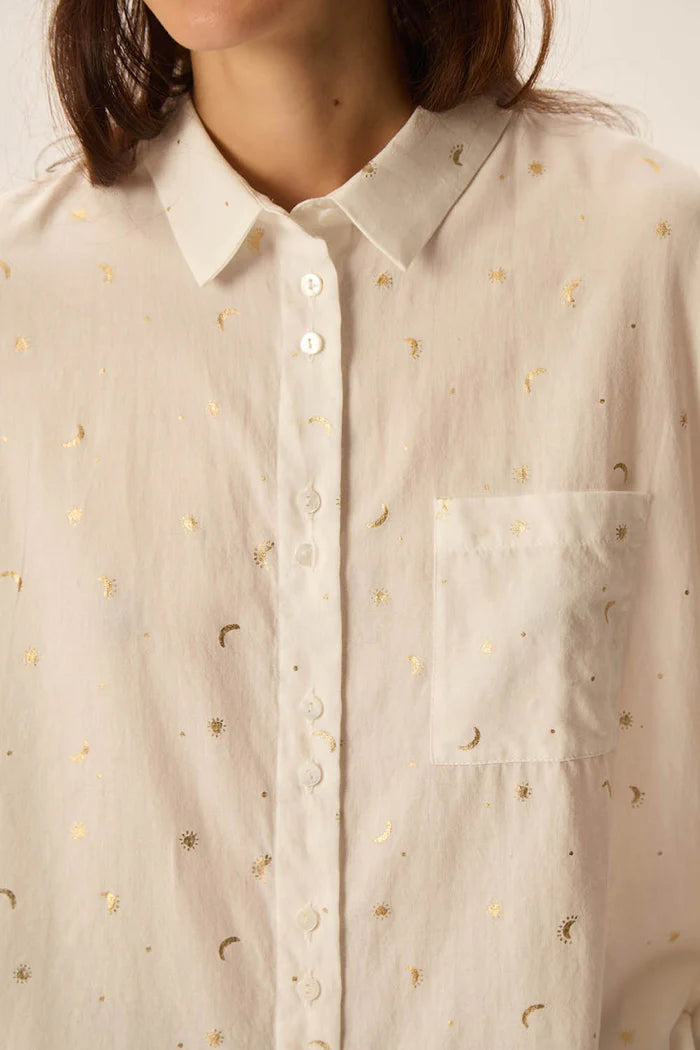 Chemise de coton et motifs dorés