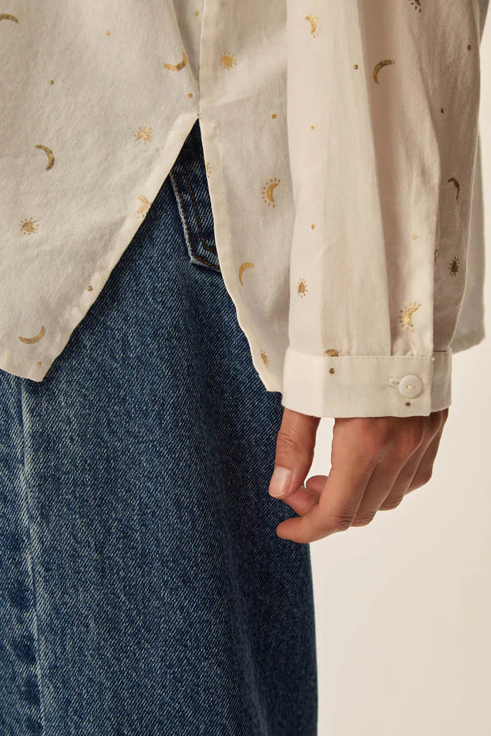 Chemise de coton et motifs dorés