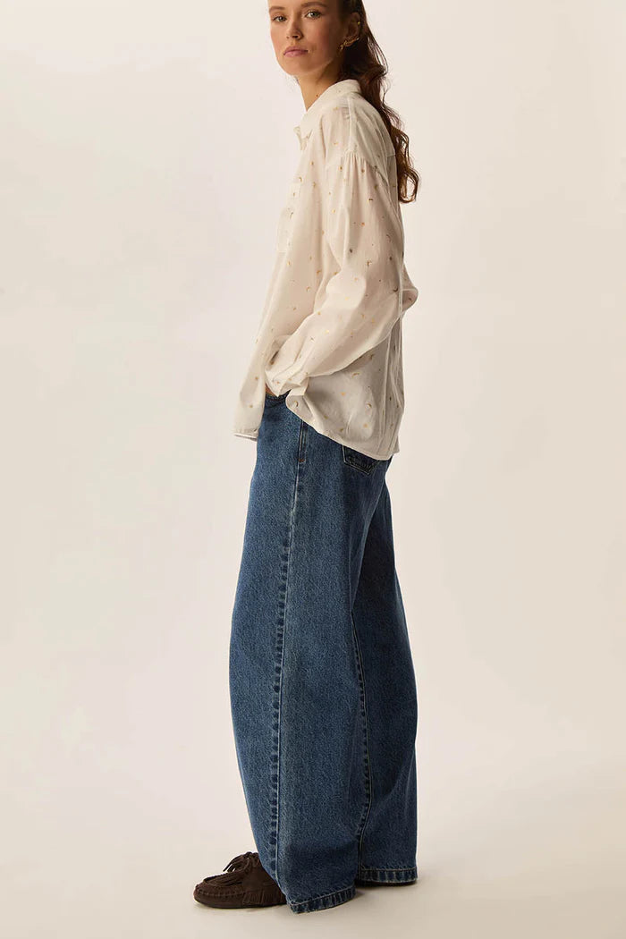 Chemise de coton et motifs dorés