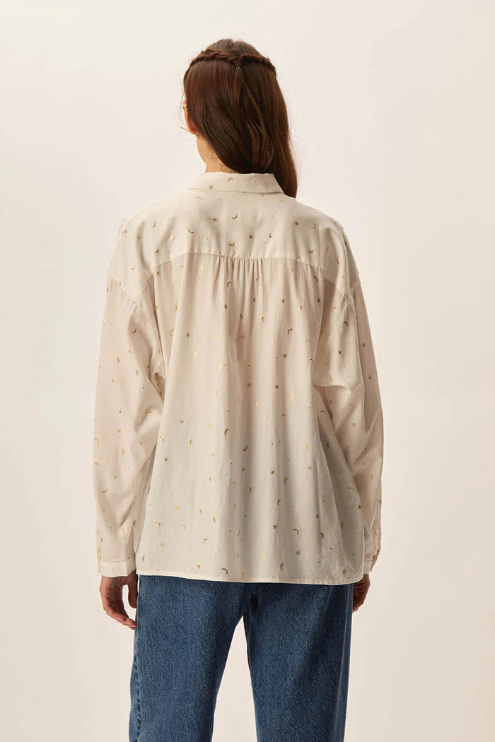 Chemise de coton et motifs dorés