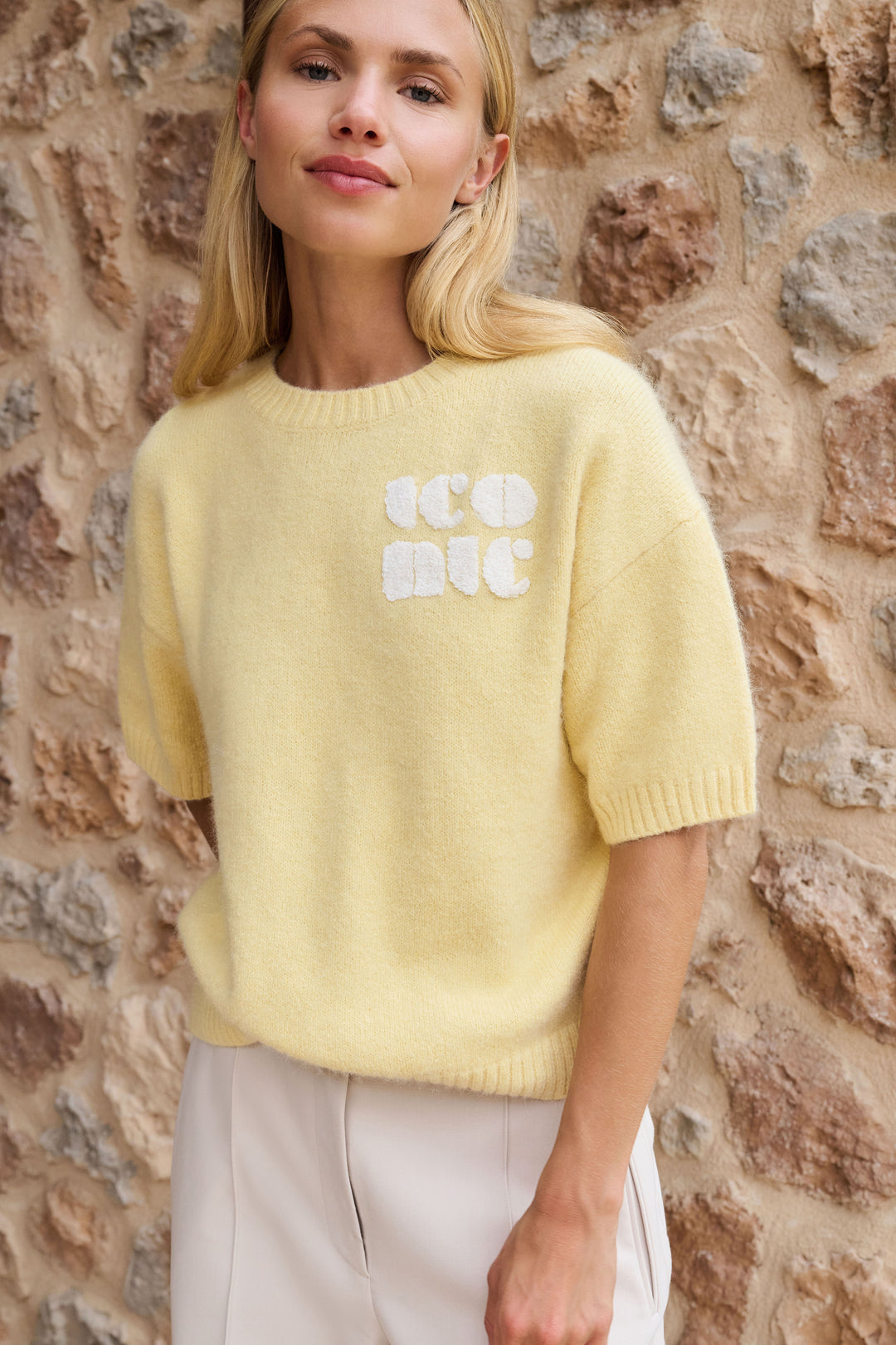 Pantalon large taille haute – Tissu tissé structuré et détails surpiqués