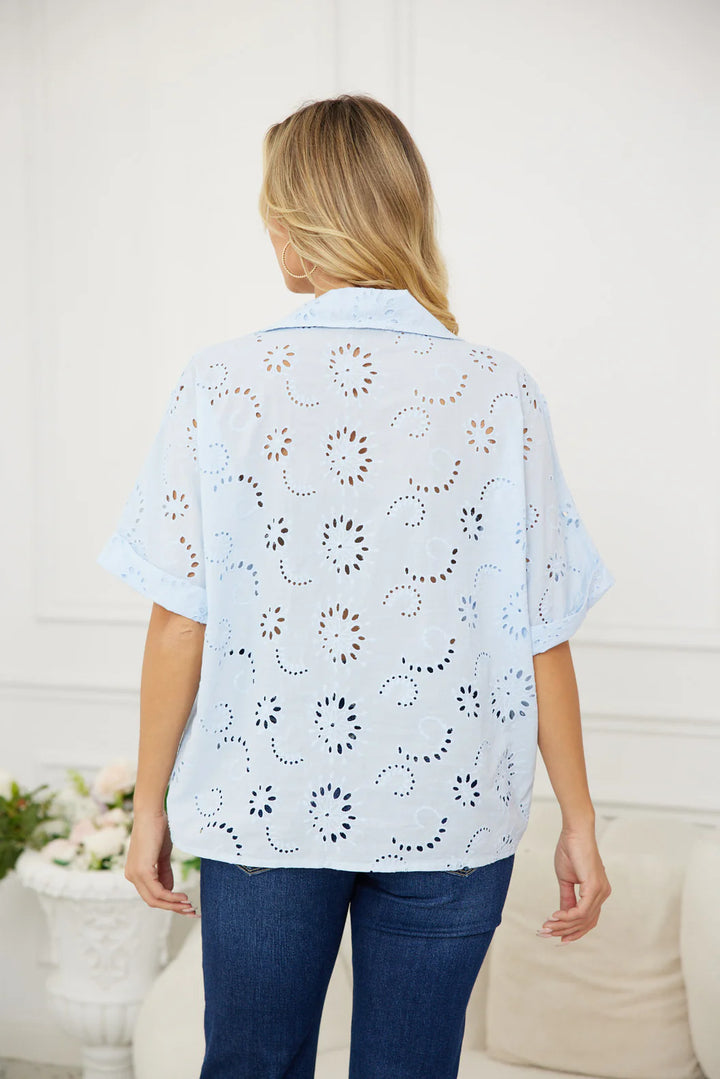 Chemisier Eva – Finition ajourée et silhouette nette**