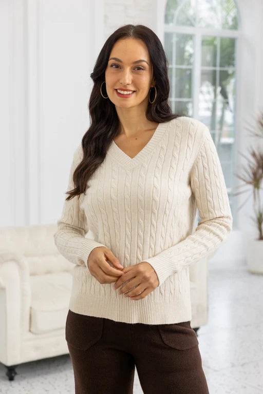 Pull en tricot à torsades - À col en V et mailles structurées
