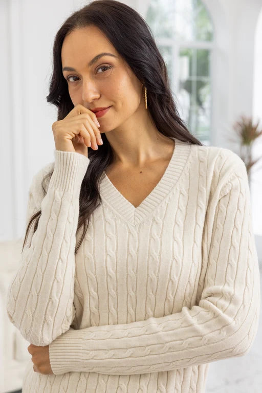 Pull en tricot à torsades - À col en V et mailles structurées