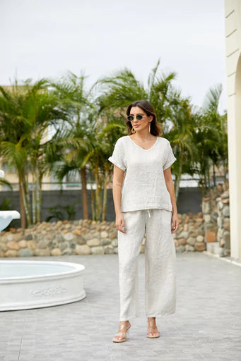 T-shirt en lin col V Breezy – effet délavé léger et polyvalent