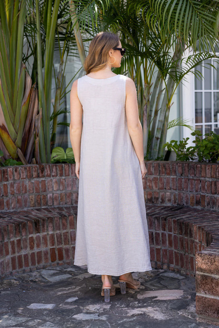 Robe texturée à boutons noix de coco – silhouette épurée