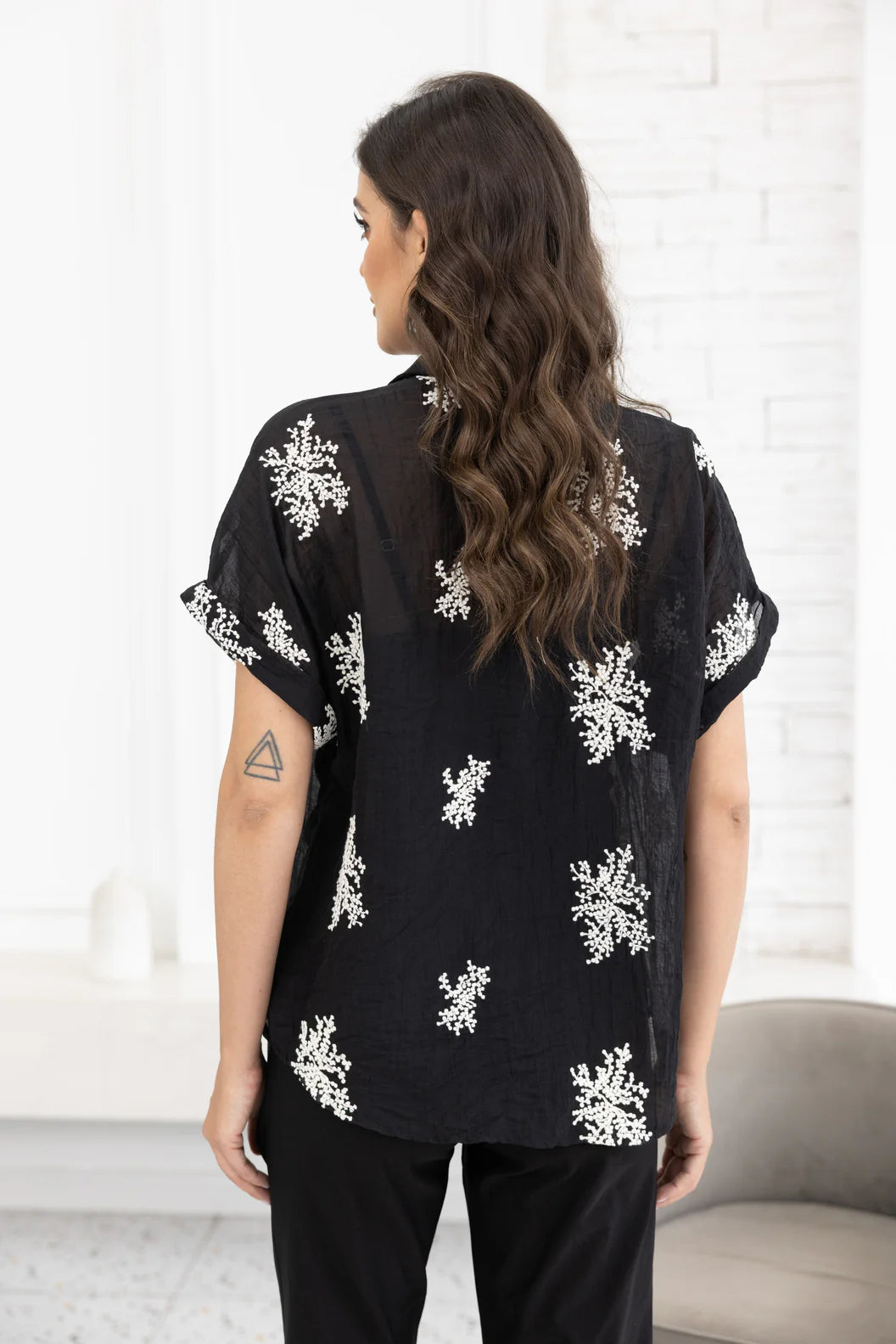 Blouse Veiled Branch – Broderies délicates et légèreté