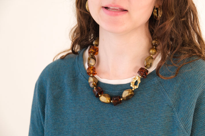 Collier de perles translucides et breloque dorée texturée - Sautoir court teintes ambrées